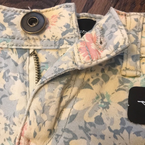 Vintage Y2K Retro Women’s Low rise Floral Patterned Shorts - Picture 4 of 6